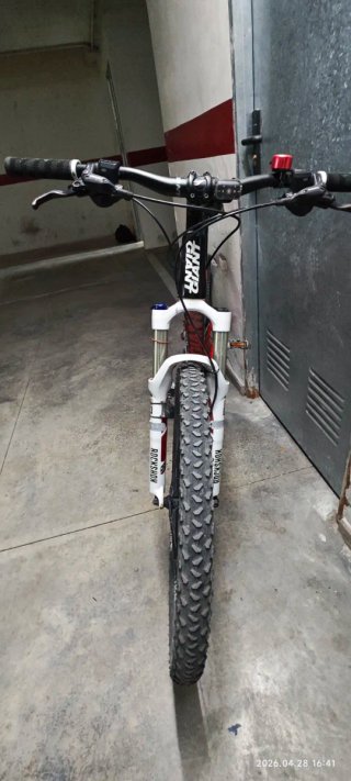 Bicicleta de Montaña Giant Roja y Negra