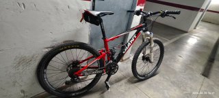 Bicicleta de Montaña Giant Roja y Negra