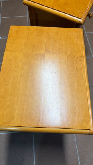 2 Mesitas de noche de madera