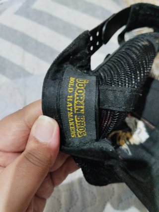 Gorra Trucker Negra con Diseño de Gallo