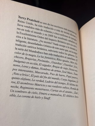 Novela El Atlético invisible de Terry Pratchett
