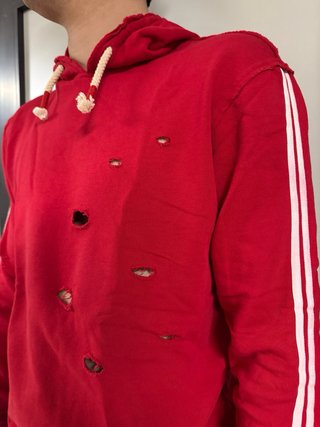 Felpa rossa strappata con strisce