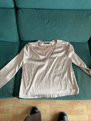 Blusa Beige con Cadena Dorada