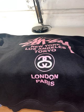 Replica de Sudadera Stussy Negra Logo Rosa
