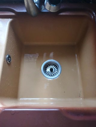 Fregadero de cocina marrón con escurridor