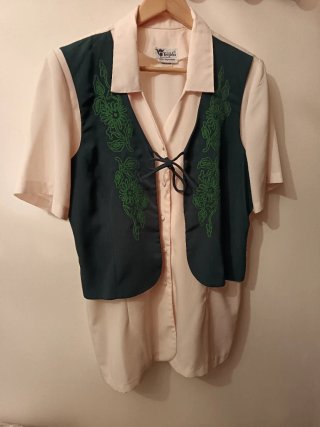 Blusa Tejido Beige con Chaleco Verde Bordado