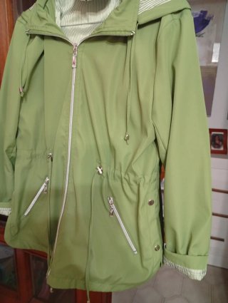 Chaqueta verde con capucha