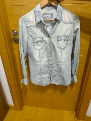 Variada ropa de mujer