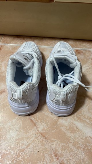 Zapatillas New Balance Blancas y Plateadas