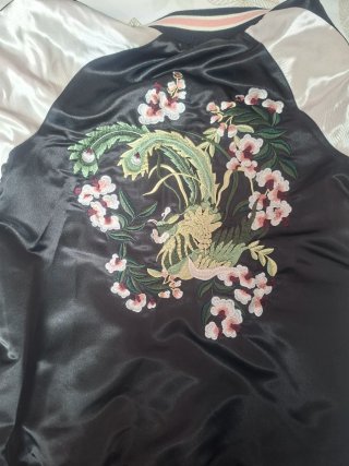 Stradivarius Beisbolera Bordada Flores Negra Rosa