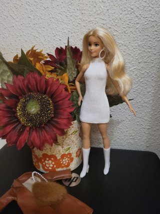 Muñeca Barbie con abrigo y botas