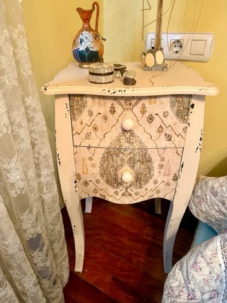 Mesita auxiliar decorativa con cajones