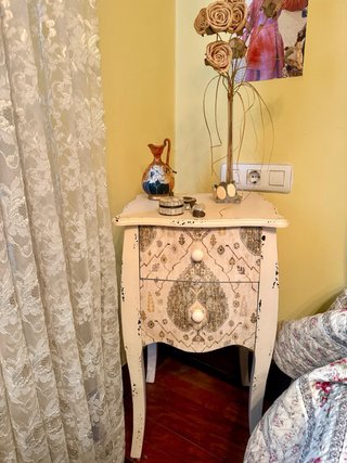 Mesita auxiliar decorativa con cajones