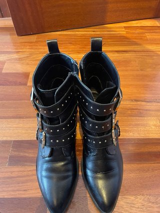 Botines negros con tachuelas y hebillas