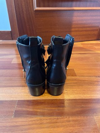 Botines negros con tachuelas y hebillas