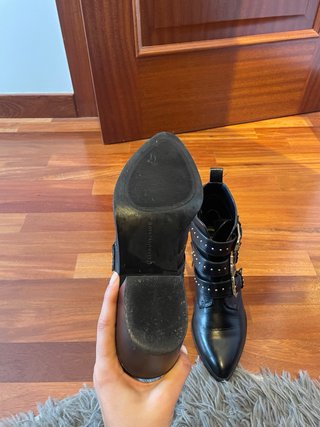 Botines negros con tachuelas y hebillas