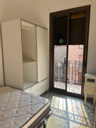 se alquila habitación en clot para una persona