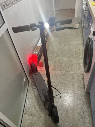 Patinete Eléctrico Xiaomi negro y gris
