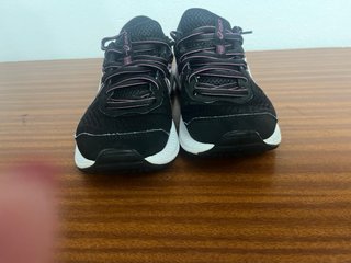 Zapatillas Asics Negras y Rosas