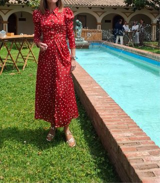 Vestido rojo con lunares blancos