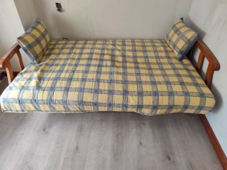 Sofá cama tela y madera