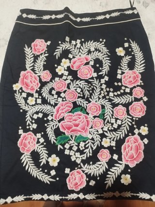 Falda negra bordada flores rosas