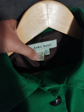 Gabardina verde con botones