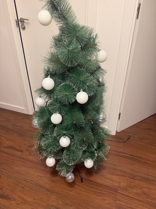 Árbol de Navidad con adornos blancos