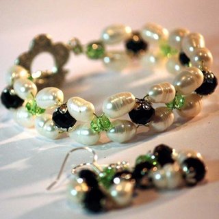 Pulsera y pendientes de perlas y cristales