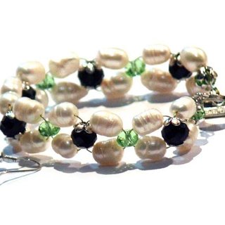 Pulsera y pendientes de perlas y cristales