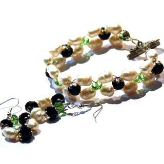 Pulsera y pendientes de perlas y cristales