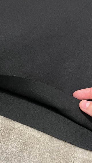 Vestido negro manga asimétrica con volantes