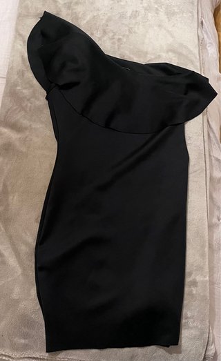 Vestido negro manga asimétrica con volantes