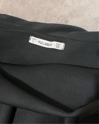 Vestido negro manga asimétrica con volantes