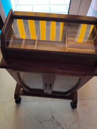 Joyero de madera con vitrina