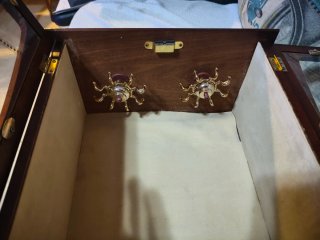 Joyero de madera con vitrina