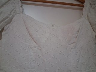 Vestido blanco troquelado