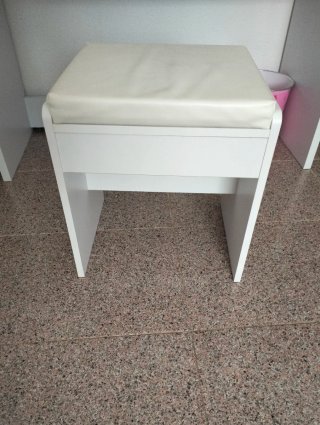 Tocador blanco con espejo y luces