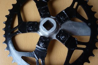 Biela con plato de 42 dientes Shimano FC-MC10