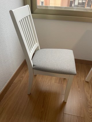 Mesa comedor y 4 sillas madera y tela