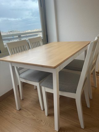 Mesa comedor y 4 sillas madera y tela