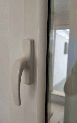 Puerta de aluminio con ventanas y cerradura