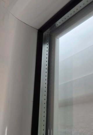 Puerta de aluminio con ventanas y cerradura