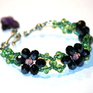 Pulsera de cristales violetas y mariposa