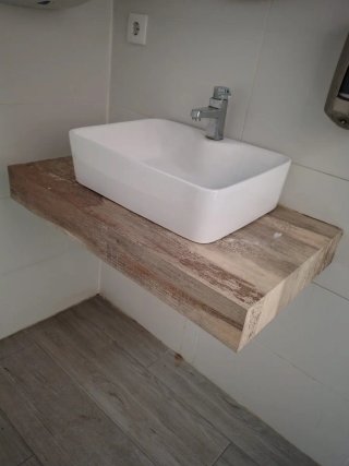 Lavabo sobre mueble de madera