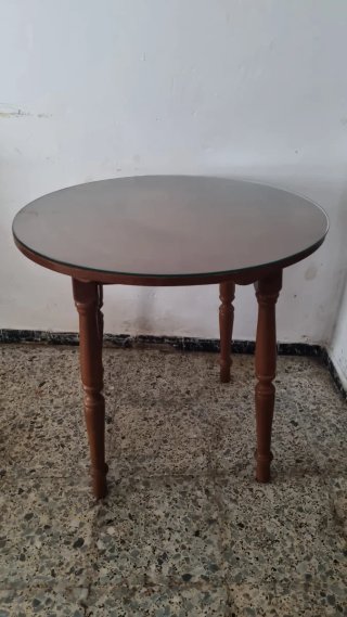 Mesa redonda de madera y cristal