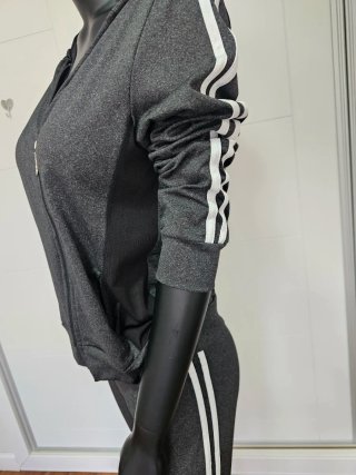 Conjunto deportivo gris con rayas blancas