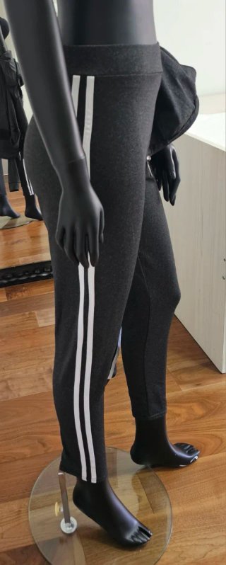 Conjunto deportivo gris con rayas blancas