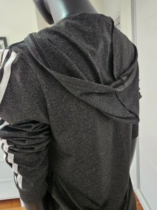 Conjunto deportivo gris con rayas blancas