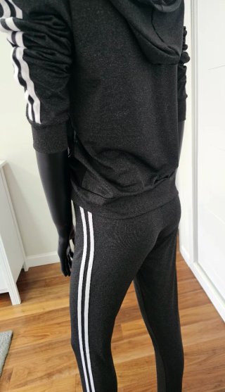 Conjunto deportivo gris con rayas blancas